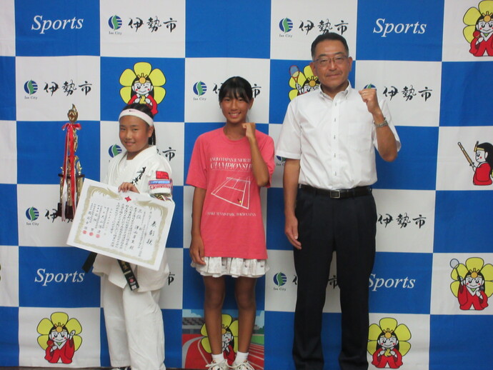 全国大会で3位入賞した選手と全国大会出場を決めた選手と教育長の記念写真