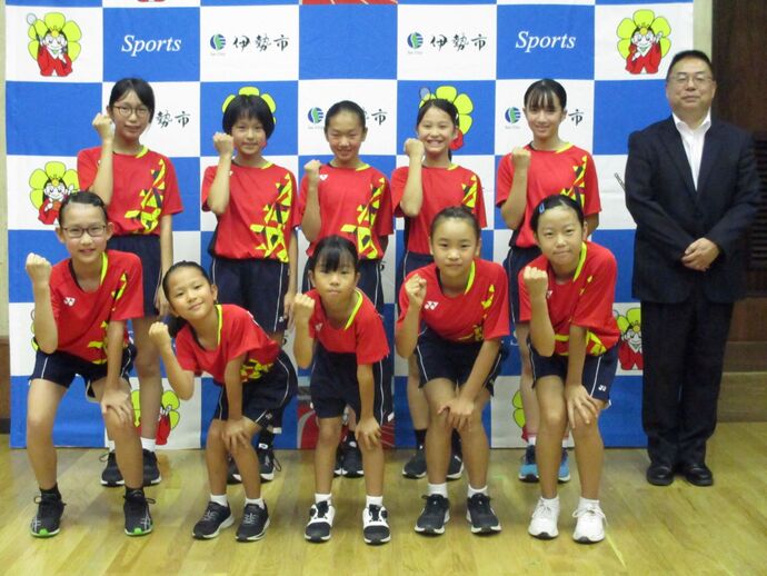 教育長と小俣バドミントンスポーツ少年団の選手との記念写真