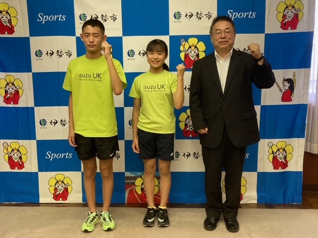 全国小学生陸上に出場する選手2名と教育長の記念写真