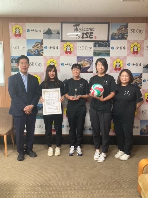 2022年度全日本6人制バレーボールクラブカップ女子選手権大会で3位入賞した志摩クラブのメンバーと市長の記念写真
