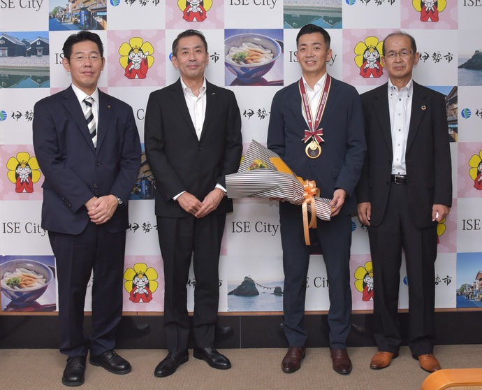 ジャパンオープン2022バドミントン選手権大会で優勝した西本選手と市長の記念写真