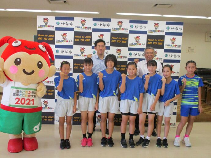 小俣と有緝スポーツ少年団の選手と市長、教育長の記念写真