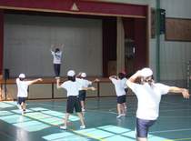 写真：体育館でダンスをする児童1