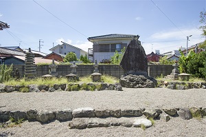 写真：光明寺境内石塔群