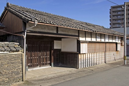 写真：丸岡家住宅　長屋門及び築地塀