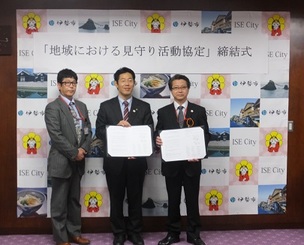 写真：協定書を手にする日本郵便様と市長