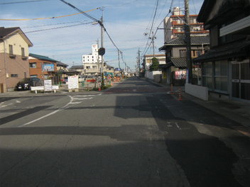 写真：電柱があり道幅が狭く歩道がない状況