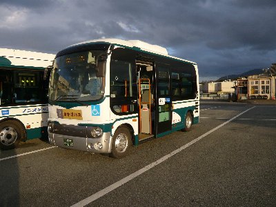 写真：ノンステップバス　スロープを設置していない状態のバス全体