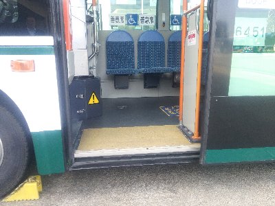 写真：ノンステップバス　スロープを設置していない状態のドア付近