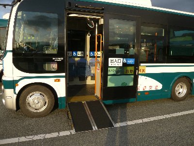 写真：ノンステップバス　スロープを設置した状態のドア付近