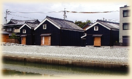 写真：勢田川から見た河崎商人館