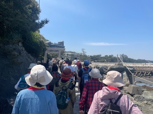 興玉神社を歩く参加者