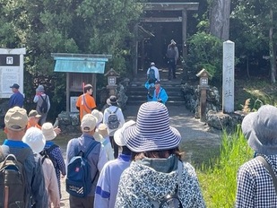 栄野神社に参る参加者
