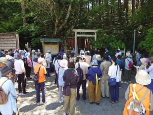 官舎神社での解説