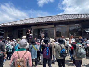 正覚寺にて、かんこ踊りの説明を聞いている参加者