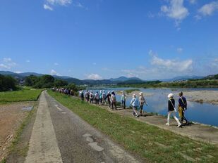 宮川の川沿いを歩く参加者
