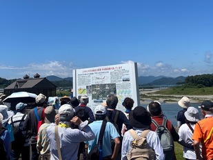 中央構造線の解説を聞く参加者