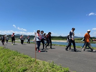 宮川の堤防を歩く参加者