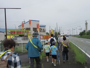 二見町を歩くウォーキング参加者