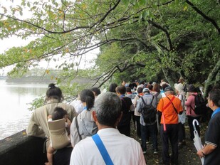 二見神社で解説を聞く参加者