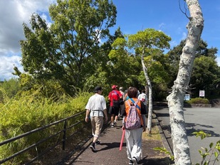 大仏山公園スポーツセンターに向かう参加者
