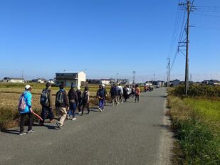 有滝町で田んぼの横を歩く参加者