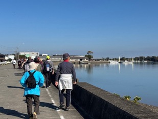 有滝の海岸を歩く参加者