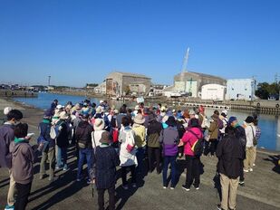 有滝漁港で解説を聞く参加者