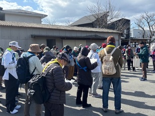 王中島公民館で文化解説を行う市職員