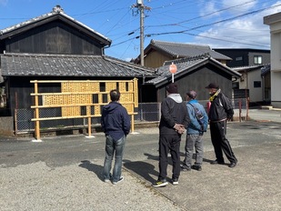 王中島公民館で「御木曳協賛寄付御芳名」を見る参加者