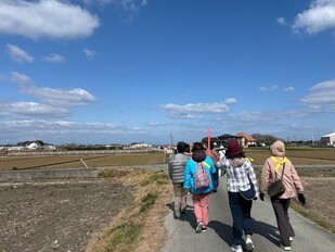 御薗町を歩く参加者