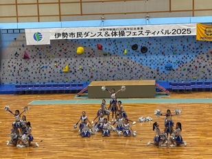 写真（6）　発表の様子（チアダンス）