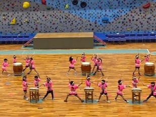 披露写真（3）　発表の様子（園児による和太鼓）