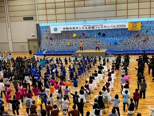 写真4　参加者の皆さまで「みんなで踊ろう」の様子