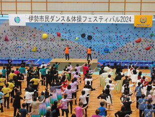 写真1　参加者の皆さまで「みんなで踊ろう」の様子