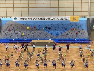写真（3）　発表の様子（キッズチアダンス）