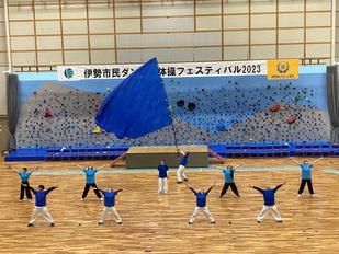 写真(4)発表の様子(フラッグを使ったダンス)