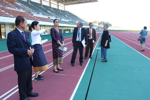 写真：ラオス教育スポーツ大臣陸上競技場見学