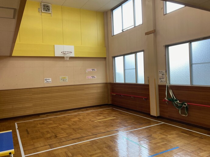 バスケットゴールのある遊戯室