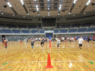 写真：団員みんなでランニングレッスン中