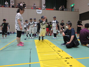 写真：スポーツテスト立ち幅跳び