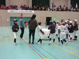 子どもたちが大きなサイコロを振っている写真