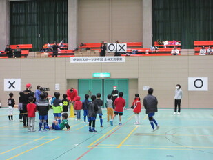 子ども達がクイズをしている写真