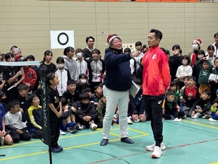 子どもが西本拳太選手に質問している写真