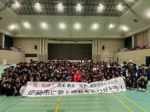 子ども達が西本拳太選手を囲んで集合写真