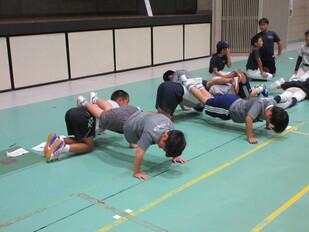団員が腕立て伏せをしている写真