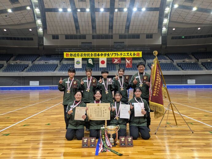 女子団体で優勝した福島県チームの写真