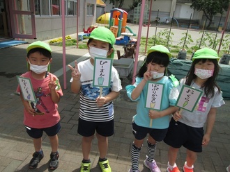 看板を持った写真