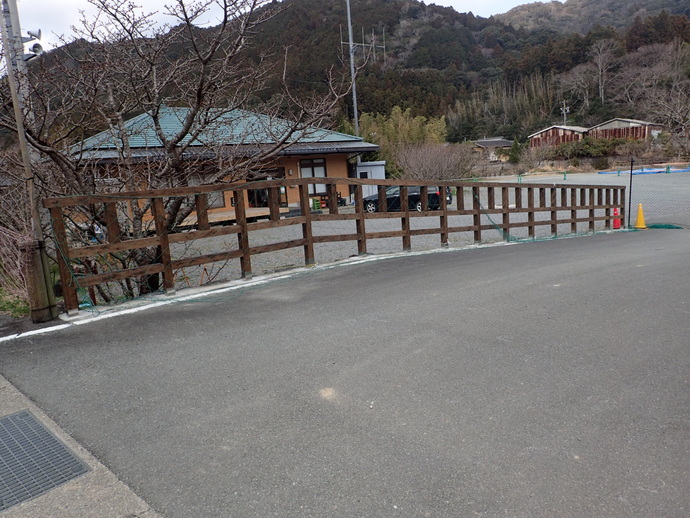 郷の恵風輪での三重県産木材を使用した木柵の写真