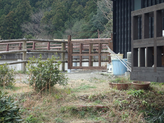 郷の恵風輪での三重県産木材を使用した木製扉の写真
